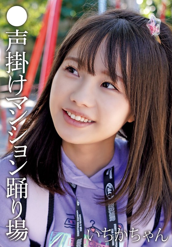 ●在小区广场上，有人专门负责吆喝引导人们跳舞，有个小女孩也参与其中。