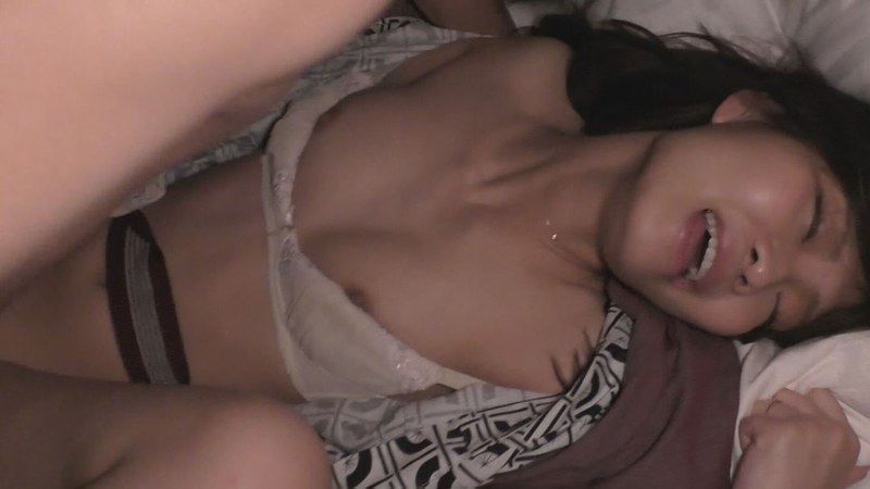 穿着浴衣休息的苗条女孩，我们来捉弄她吧！一段甜蜜而美好的夜晚梦……